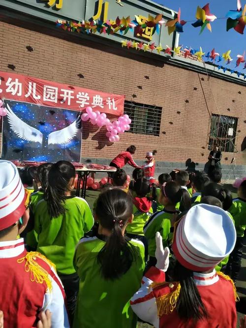 鞠躬:感谢恩师教做人三鞠躬:感谢恩师教知识老师为孩子们用红章开"智"